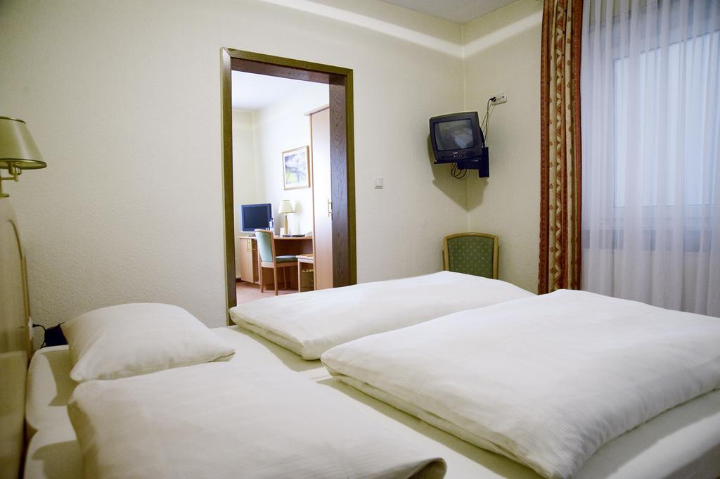 Hotel Am Schloss Darmstaedter Hof Bad Homburg vor der Hohe Ruang foto